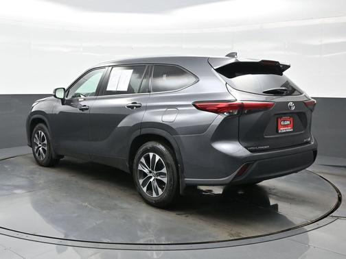 Magnetic Gray Metallic 2022 Toyota Highlander XLE