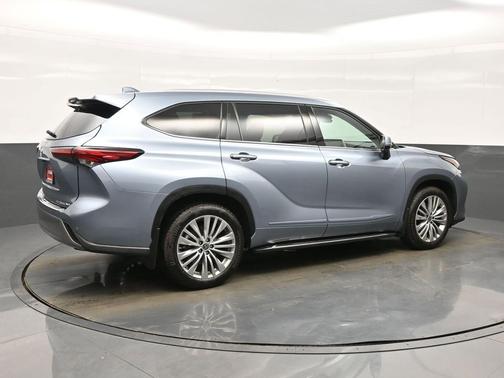 Moon Dust 2023 Toyota Highlander Platinum