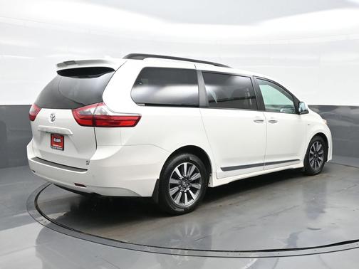 Blizzard Pearl 2020 Toyota Sienna XLE
