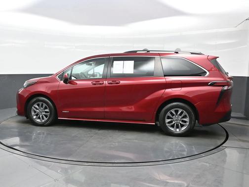 2021 Toyota Sienna LE
