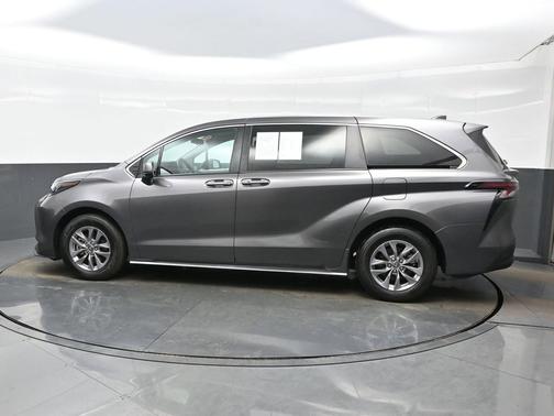 2024 Toyota Sienna LE