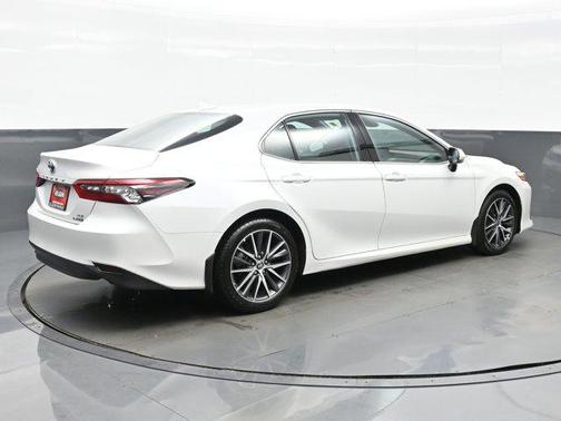 2022 Toyota Camry Hybrid XLE