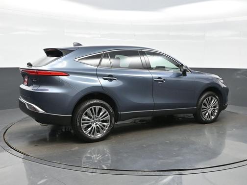 Coastal Gray Metallic 2023 Toyota Venza XLE