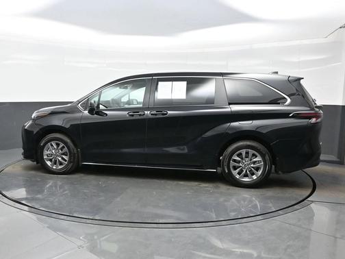 2025 Toyota Sienna LE