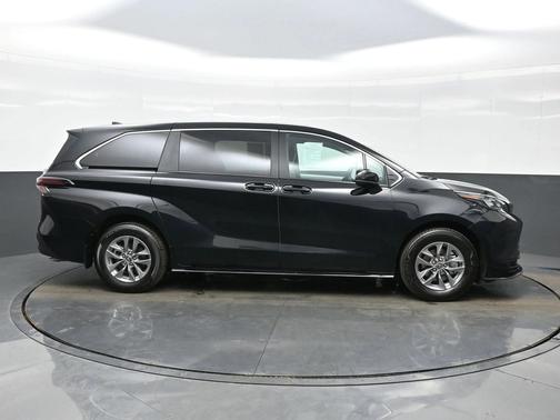 2025 Toyota Sienna LE