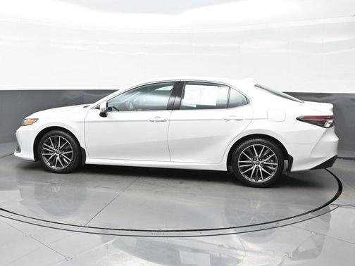 2022 Toyota Camry Hybrid XLE