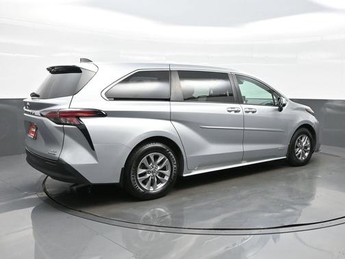 2021 Toyota Sienna XLE 7 Passenger