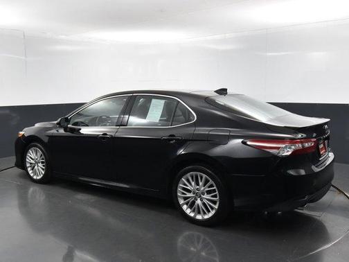 Photo 3 of 42 of 2018 Toyota Camry XLE