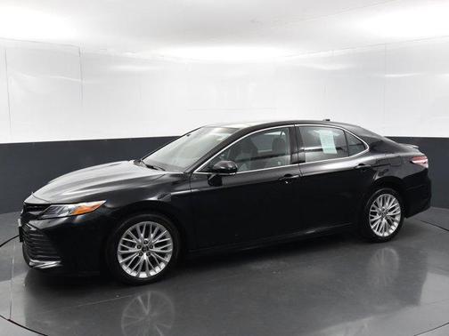 Photo 2 of 42 of 2018 Toyota Camry XLE