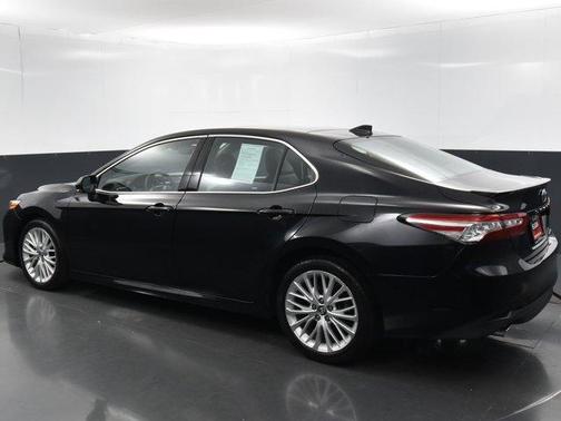 Photo 3 of 42 of 2018 Toyota Camry XLE