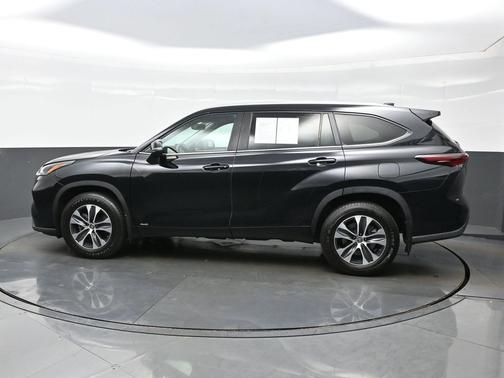 Midnight Black Metallic 2024 Toyota Highlander Hybrid XLE