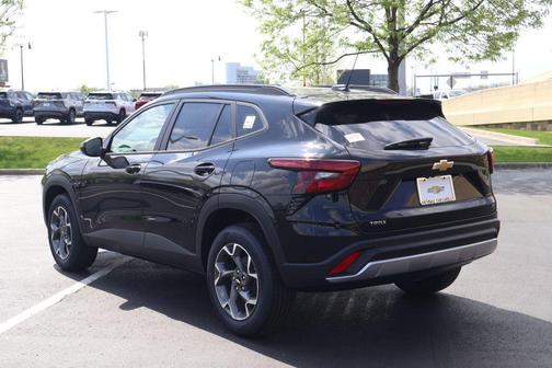 Mosaic Black Metallic 2026 Chevrolet Trax LT