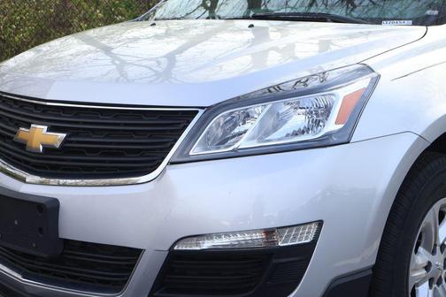 Silver Ice Metallic 2016 Chevrolet Traverse LS
