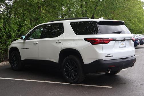 Iridescent Pearl Tricoat 2023 Chevrolet Traverse RS