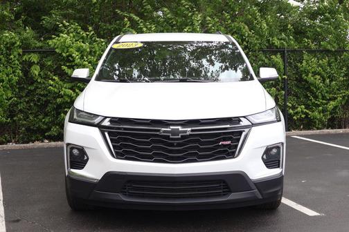 Iridescent Pearl Tricoat 2023 Chevrolet Traverse RS
