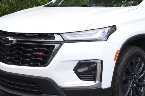 Iridescent Pearl Tricoat 2023 Chevrolet Traverse RS