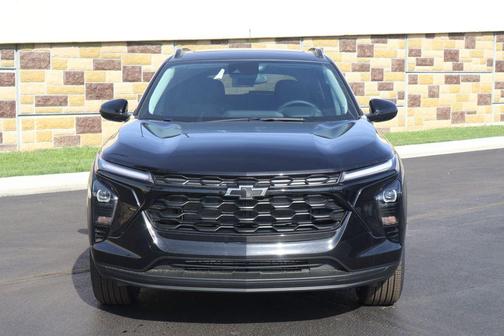 Mosaic Black Metallic 2026 Chevrolet Trax LT