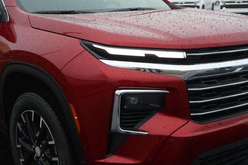 Radiant Red Tintcoat 2026 Chevrolet Traverse LT