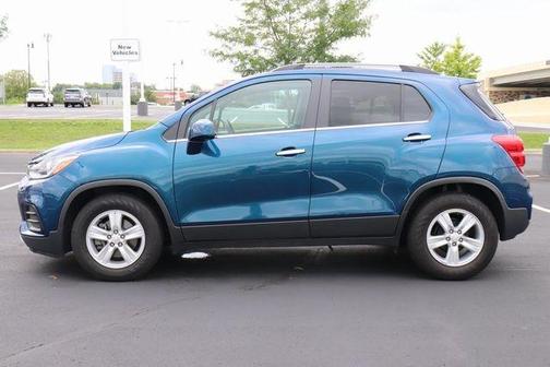 Photo 2 of 45 of 2020 Chevrolet Trax LT