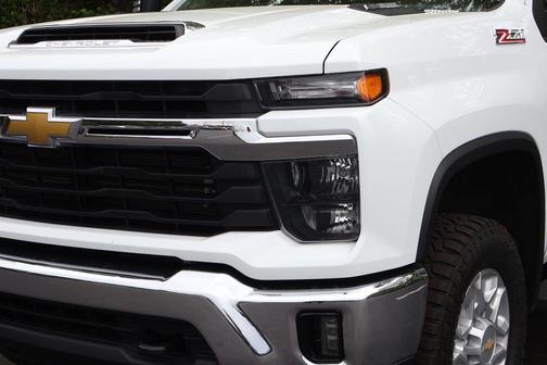 Summit White 2024 Chevrolet Silverado 2500 LT