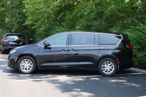 Diamond Black 2025 Chrysler Pacifica L
