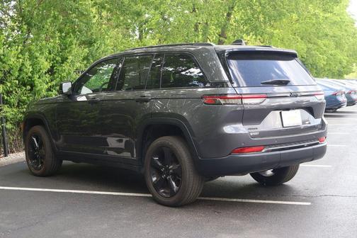 Baltic Gray Metallic Clearcoat 2023 Jeep Grand Cherokee Altitude