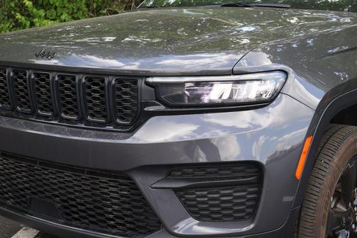 Baltic Gray Metallic Clearcoat 2023 Jeep Grand Cherokee Altitude