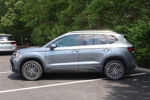 Platinum Gray Metallic 2025 Volkswagen Taos 1.5T SE