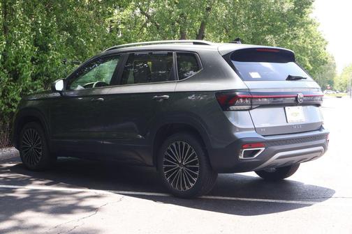 Platinum Gray Metallic 2025 Volkswagen Taos 1.5T SE