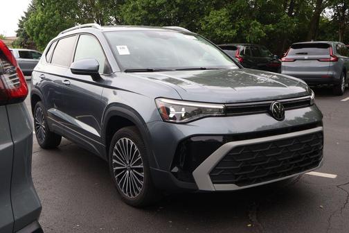 Platinum Gray Metallic 2025 Volkswagen Taos 1.5T SE