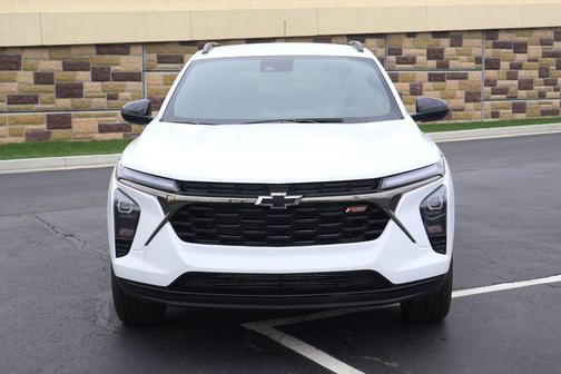 Summit White 2026 Chevrolet Trax FWD 2RS
