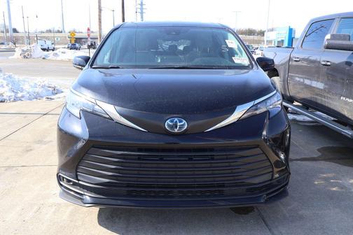 2024 Toyota Sienna LE