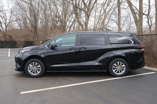 2024 Toyota Sienna LE