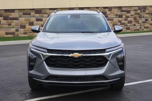 Sterling Gray Metallic 2026 Chevrolet Trax LT
