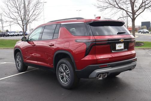 Radiant Red Tintcoat 2026 Chevrolet Traverse LT