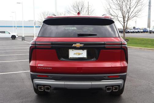 Radiant Red Tintcoat 2026 Chevrolet Traverse LT