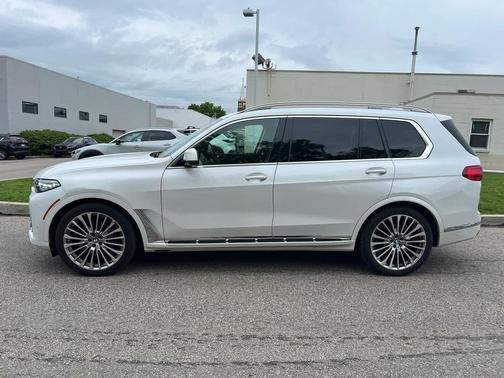 Mineral White Metallic 2021 BMW X7 xDrive40i