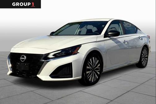 Glacier White 2025 Nissan Altima SV