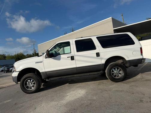Whie 2005 Ford Excursion XLS Sport Utility 4D
