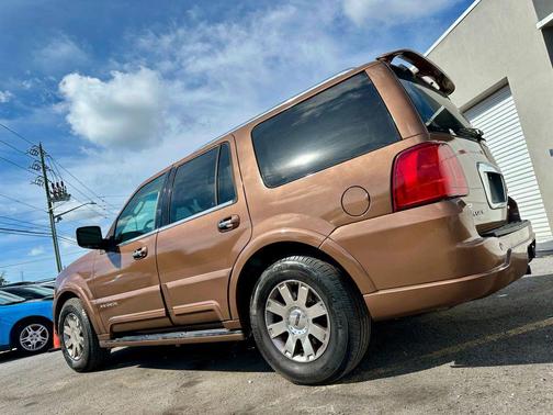 2004 Lincoln Navigator Base