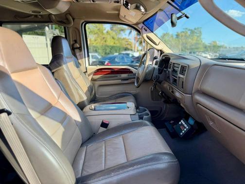 Oxford White Clearcoat 2004 Ford Excursion Eddie Bauer