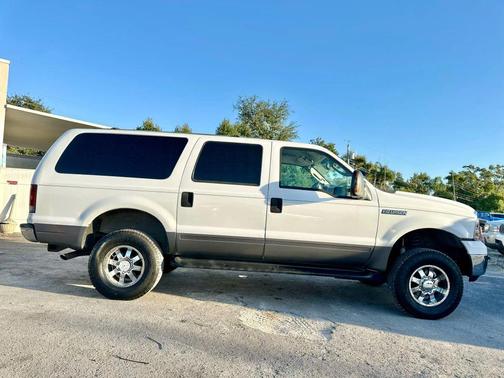2005 Ford Excursion XLS Sport Utility 4D