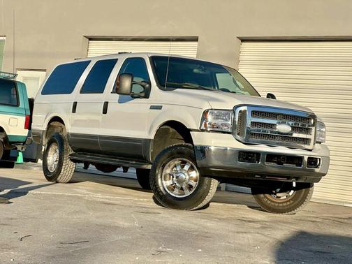 2005 Ford Excursion XLS Sport Utility 4D