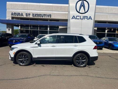 Opal White Pearl Effect 2023 Volkswagen Tiguan 2.0T SE