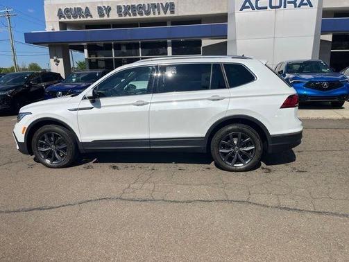 Opal White Pearl Effect 2023 Volkswagen Tiguan 2.0T SE