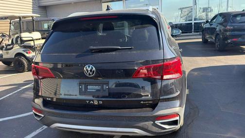 Deep Black Pearl Effect 2024 Volkswagen Taos 1.5T SE