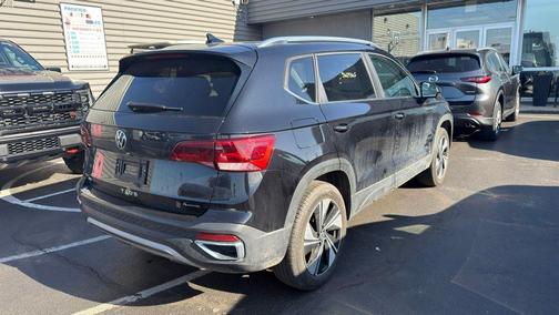 Deep Black Pearl Effect 2024 Volkswagen Taos 1.5T SE