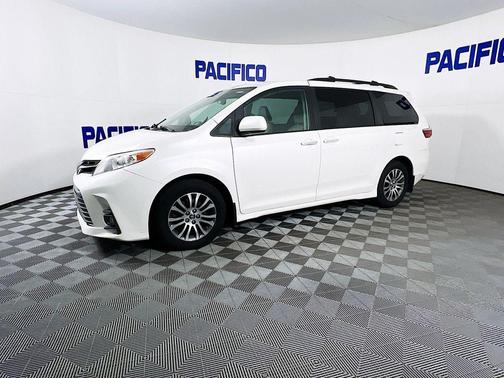 2020 Toyota Sienna XLE