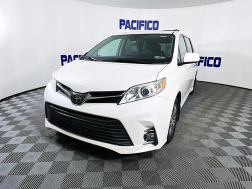 2020 Toyota Sienna XLE