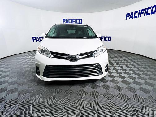 2020 Toyota Sienna XLE